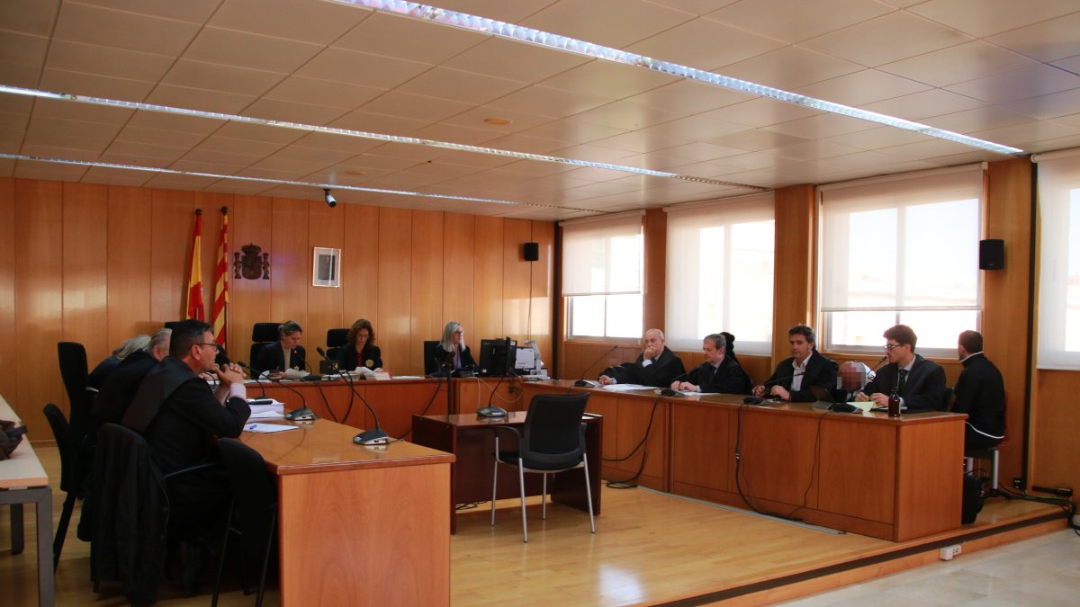 El acusado agredió con un arma blanca a dos menores en las afueras del centro comercial Parc Central.