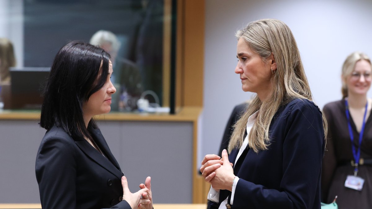 La vicepresidenta tercera del Gobierno español, Sara Aagesen (derecha), durante la reunión extraordinaria de ministros de Medio Ambiente de la UE.