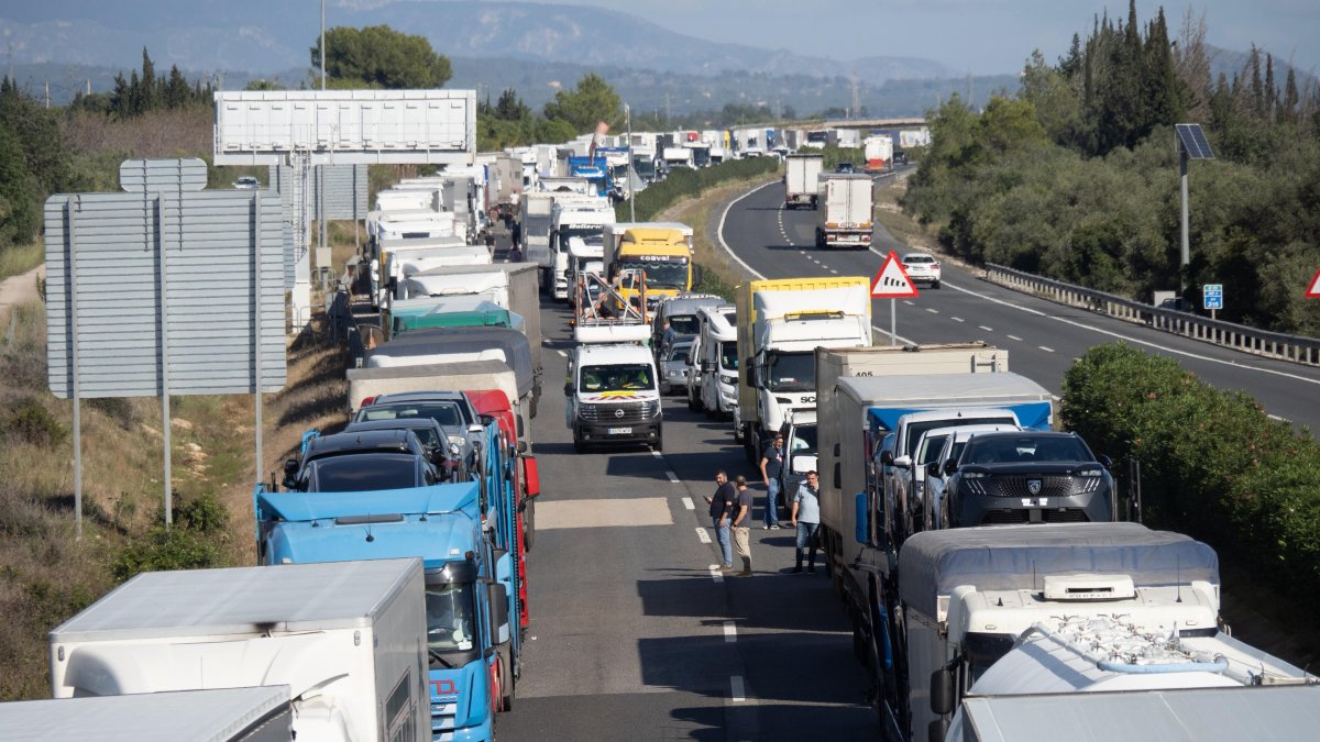 El incendio ha obligado a cortar completamente la AP-7 y se registran colas de 2,5 kilómetros