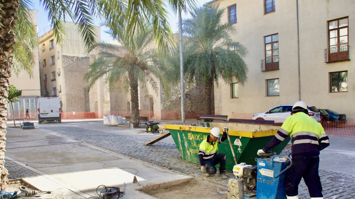 Treballs en marxa a la plaça dels Dolors.