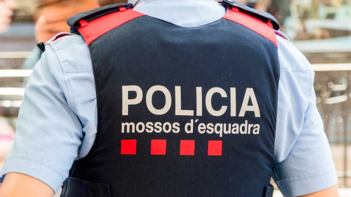 Los Mossos han abierto una investigación por la caída de una mujer desde una vivienda de El Vendrell hasta la calle.​