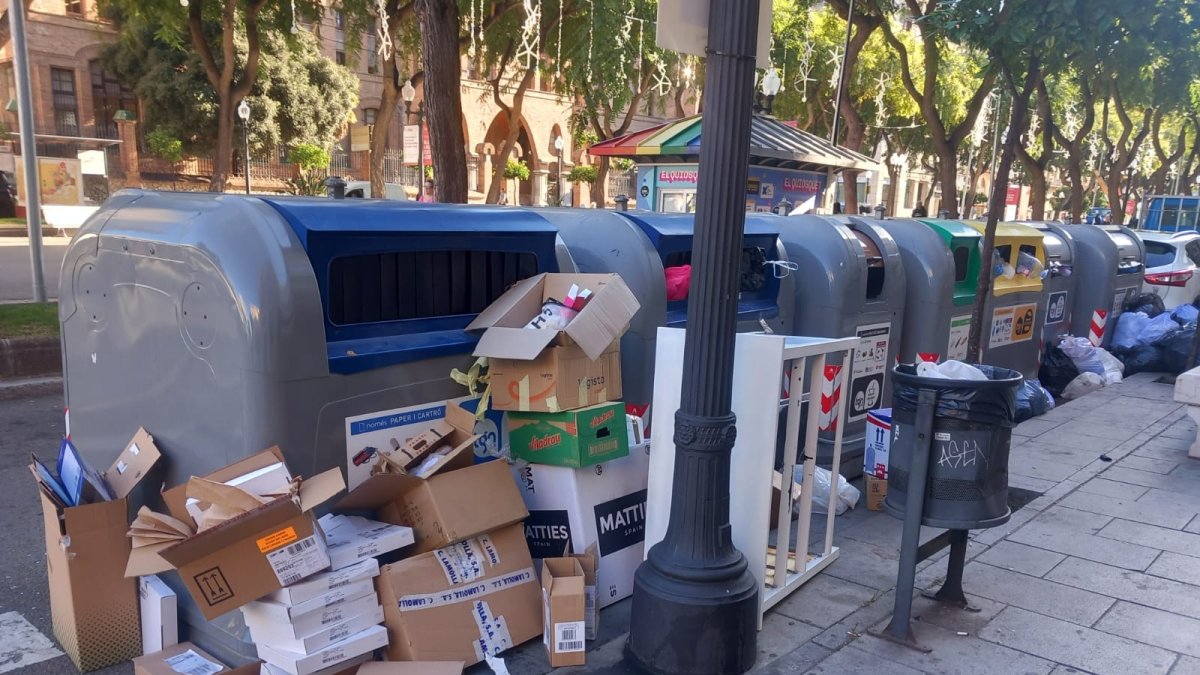 Contenedores llenos de basura.