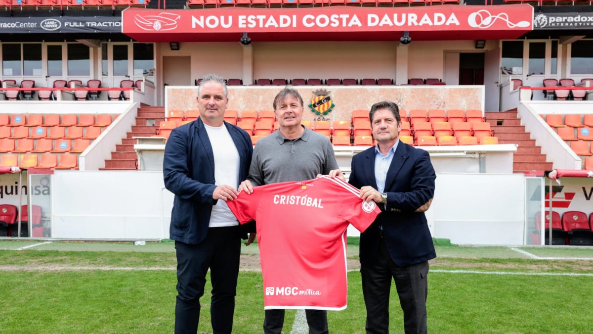 Noé Calleja, Cristóbal Parralo y Lluís Fàbregas, durante la presentación del nuevo técnico.