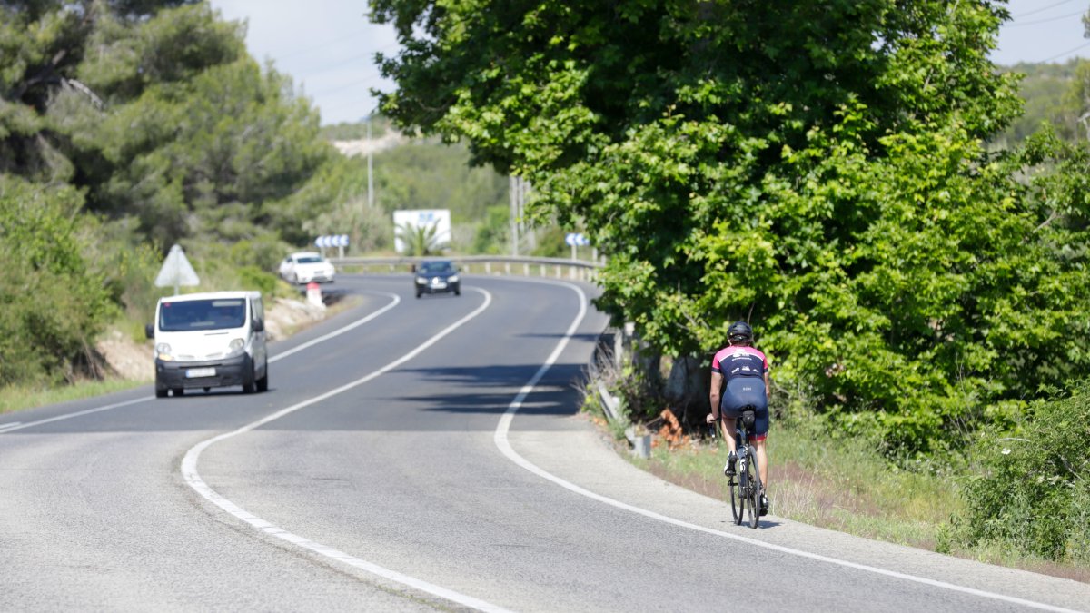 El tramo hasta Altafulla registra una gran afluencia de ciclistas, muchos de los cuales son clientes de los campings. FOTO: MARC BOSCH