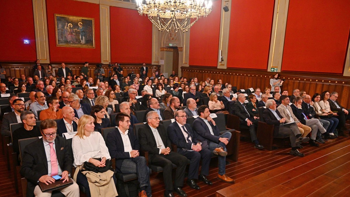 Asistentes al acto de conmemoración de los cincuenta años del Hospital de Santa Tecla como centro universitario, este miércoles en el Seminari de Tarragona