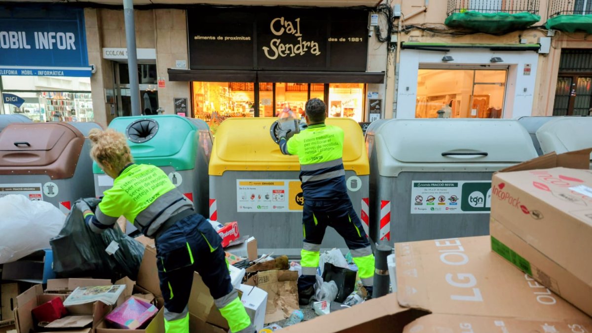 Trabajadores de Urbaser, este pasado miércoles, tratando de retirar la basura acumulada en los últimos días​
