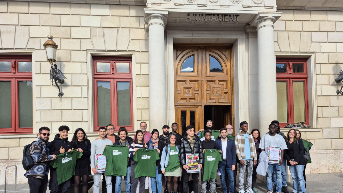 Presentació de l'Interjove, amb representació de joves migrats i l'organització.