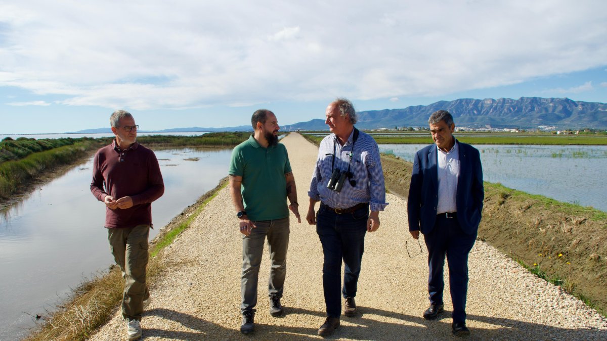 Visita a l'actuació realitzada a la guarda dels Alfacs, per part de representants de la Generalitat, entre els quals el secretari de Transició Ecològica, Jordi Sargatal.