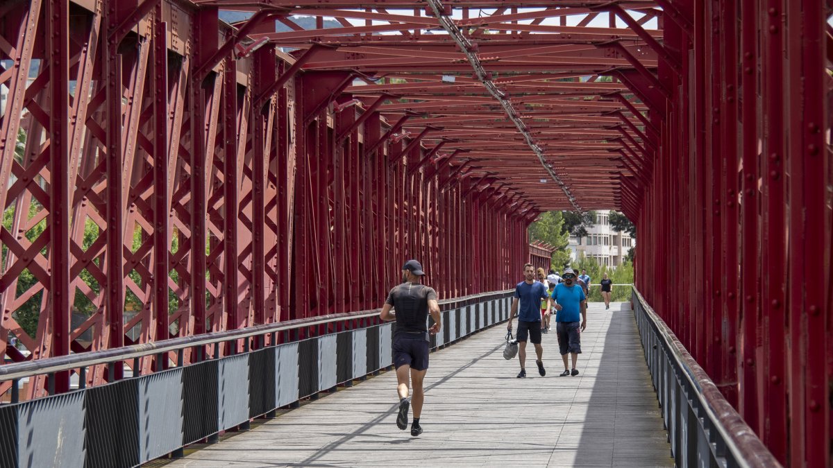 El pont roig sobre el riu Ebre va ser objecte de bombardejos durant la Guerra Civil.