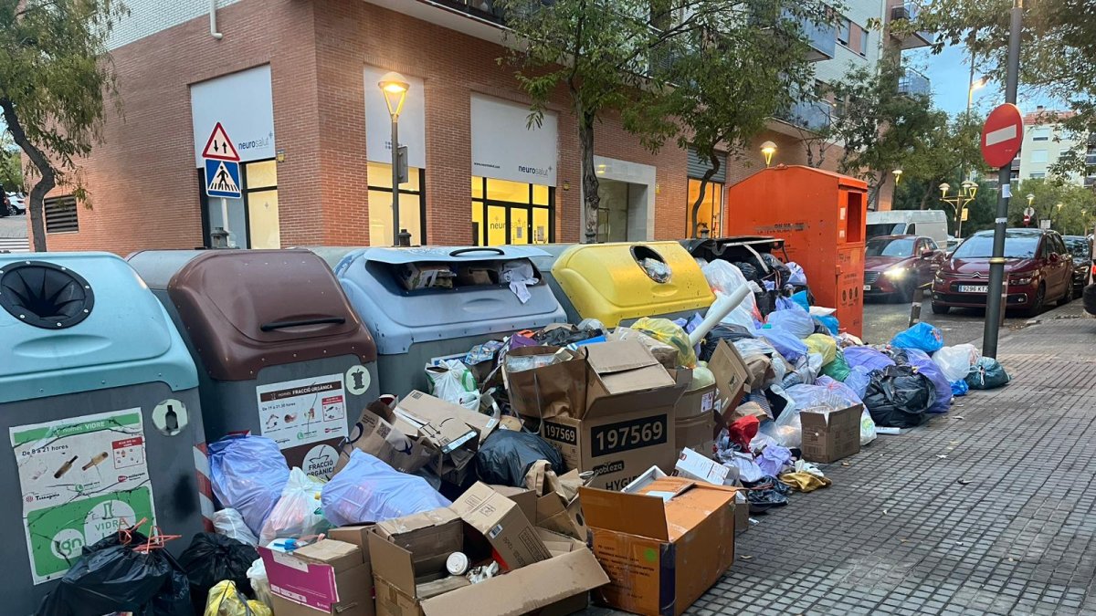 Contenedores desbordados, la pasada semana, en L’Arrabassada.