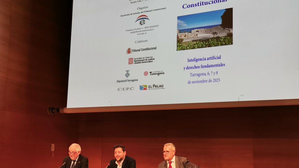 Cándido Conde-Pumpido, Rubén Viñuales e Ignacio García-Perrote`, ayer durante la inauguración de las jornadas.