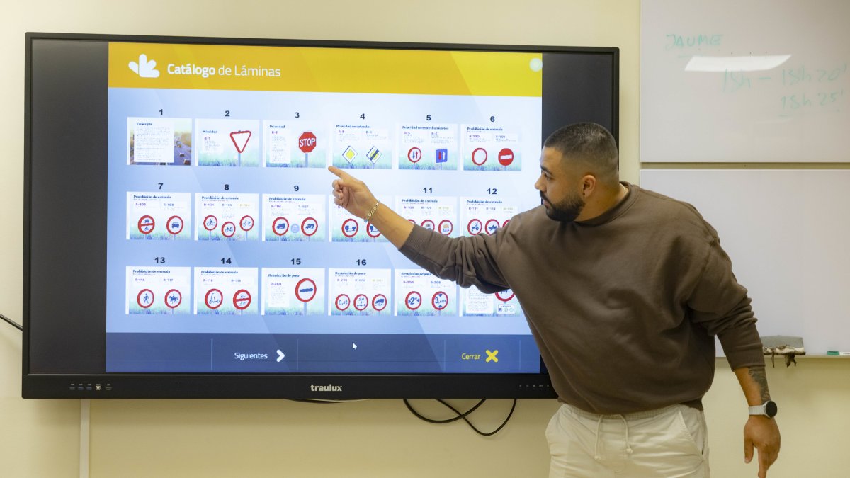 Un profesor imparte una clase presencial de preparación para el examen teórico en la autoescuela Sabat, en Tarragona.