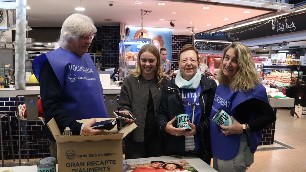 Voluntarios del Gran Recapte en el inicio de la campaña en el Mercat del Ninot de Barcelona