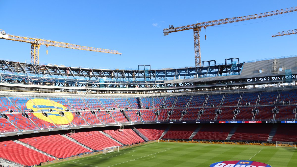 Miles de fans asisten a un entrenamiento a puerta abierta en el Spotify Camp Nou para ver a los jugadores del FC Barcelona
