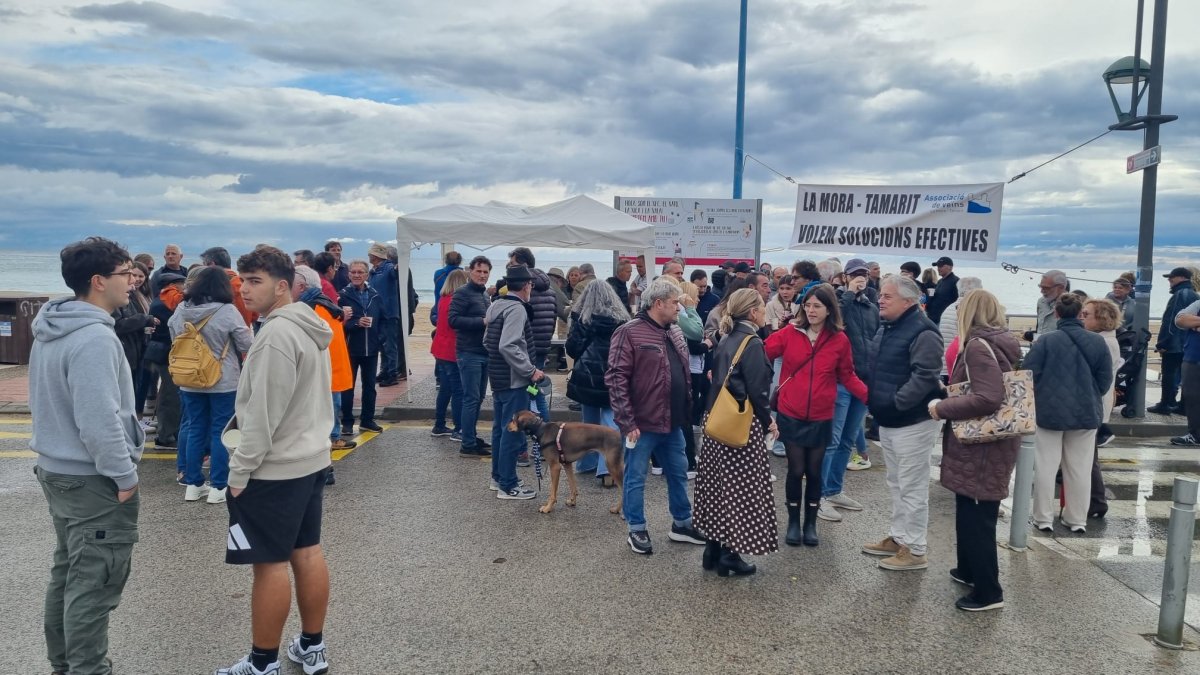 Los vecinos de La Móra, esta mañana.
