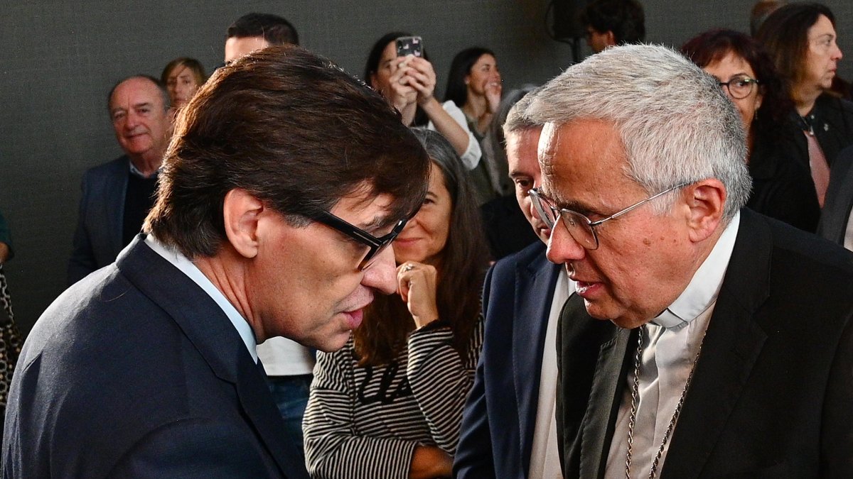 Illa conversa con el arzobispo Joan Planellas.