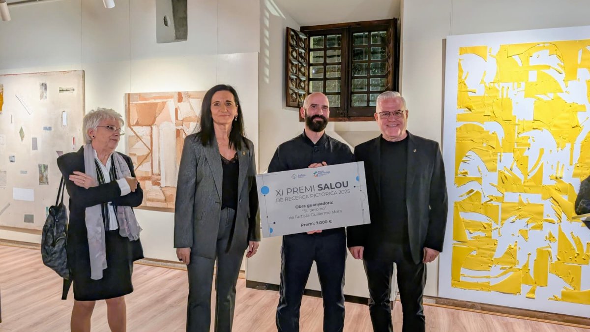 Raquel Medina, comisaria del premio, la concejal de Cultura, Julia Gómez, el artista Guillermo Mora y el alcalde, Pere Granados.