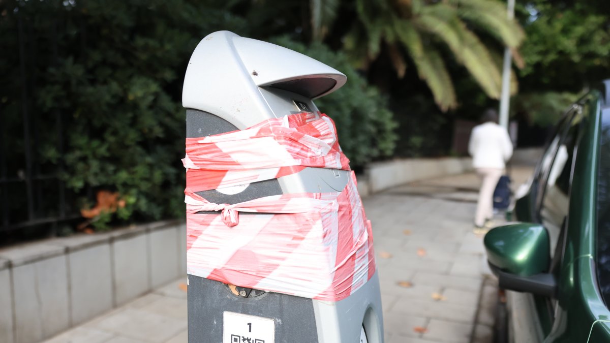 Las dos estaciones junto al Parc del Pescador, en Cambrils, llevan meses fuera de servicio.