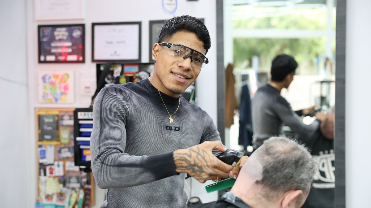 Pedro Oletta, en la barbería Los Muchachos que regenta en el barrio del Eixample de Cambrils.