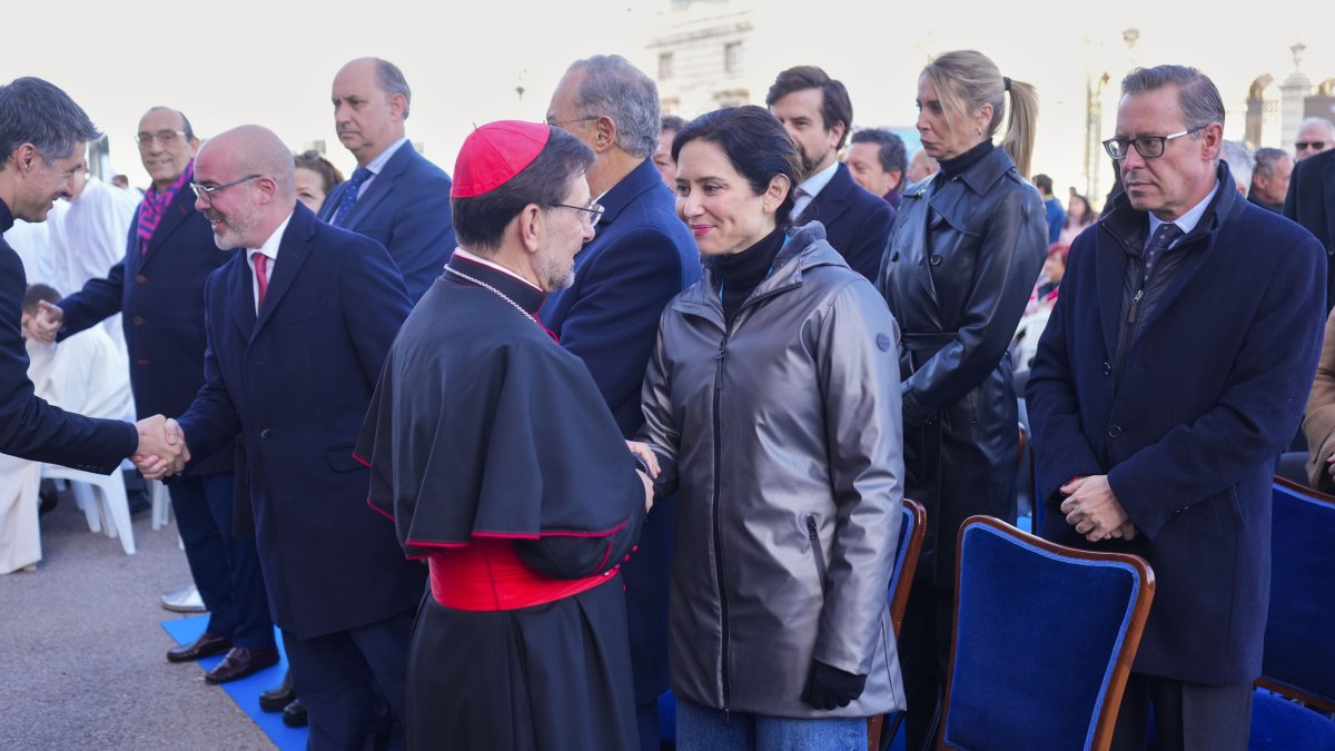 La presidenta de la Comunidad de Madrid, Isabel Díaz Ayuso, a su llegada a la eucaristía por la festividad de la Virgen de la Almudena