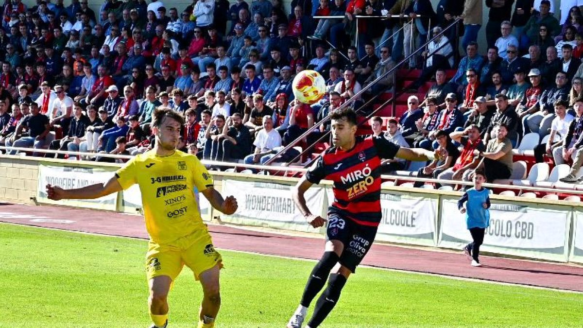 Sergi Casals lucha un balón dividido en el carril izquierdo.