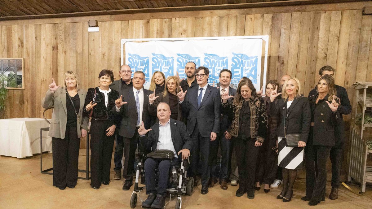 Foto de familia durante la cena solidaria de Swim for ELA