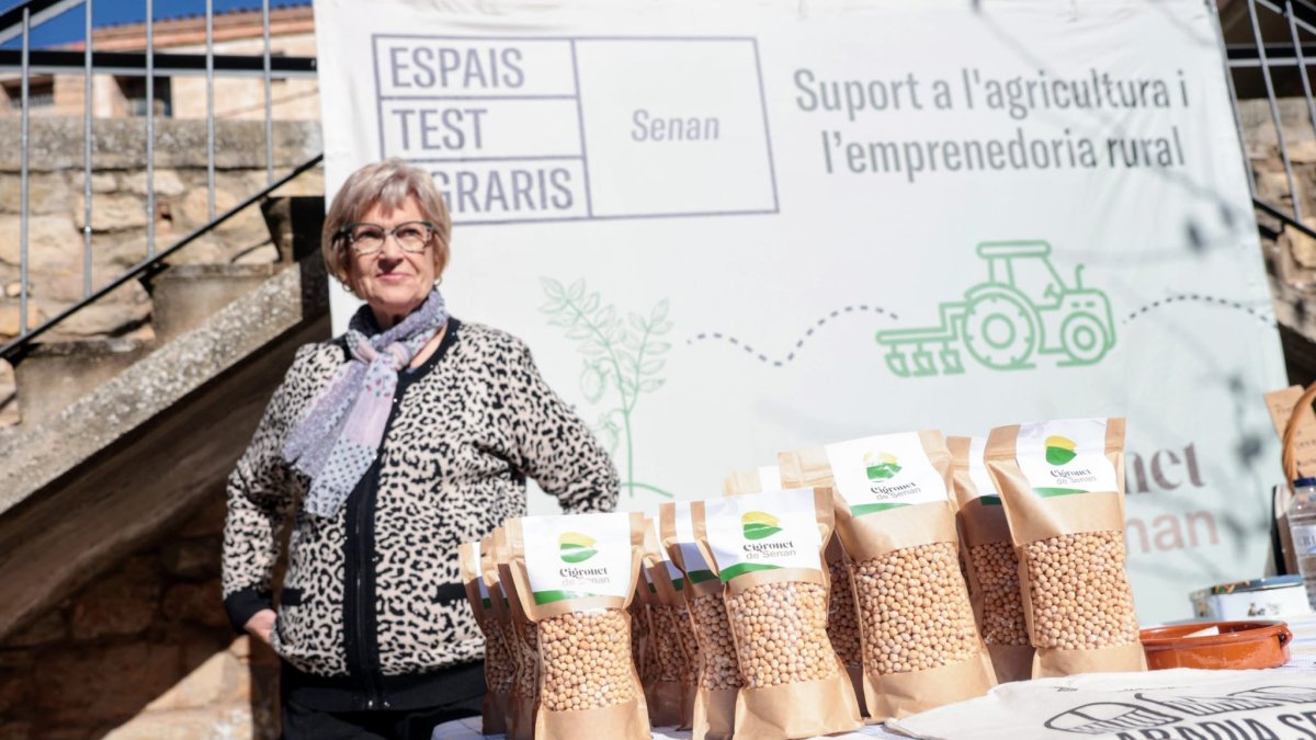 Maria Carme, veïna de Senan, a la paradeta del Cigronet.