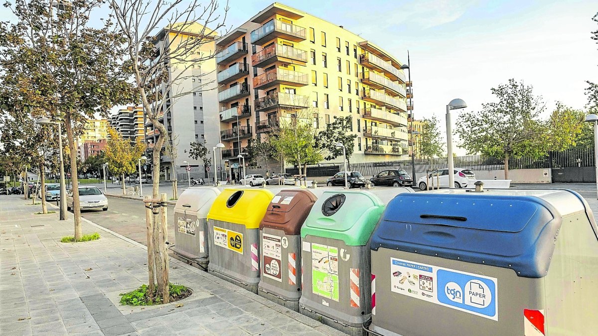 Imagen de ayer por la tarde de una isla de contenedores del entorno del Parc del Francolí, ya limpios.