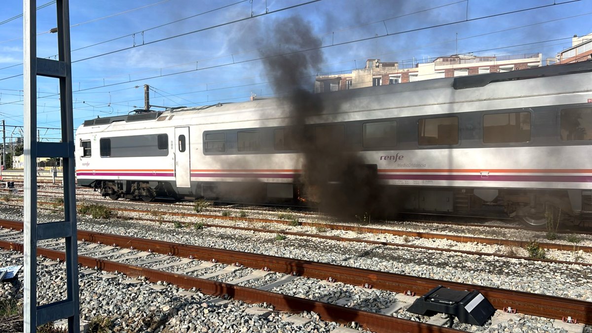 El humo negro en los bajos del tren ha alertado a los usuarios