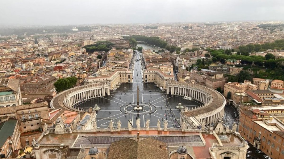 Panorámica de la Plaza de San Pedro desde la cúpula de la basílica en la Ciudad del Vaticano