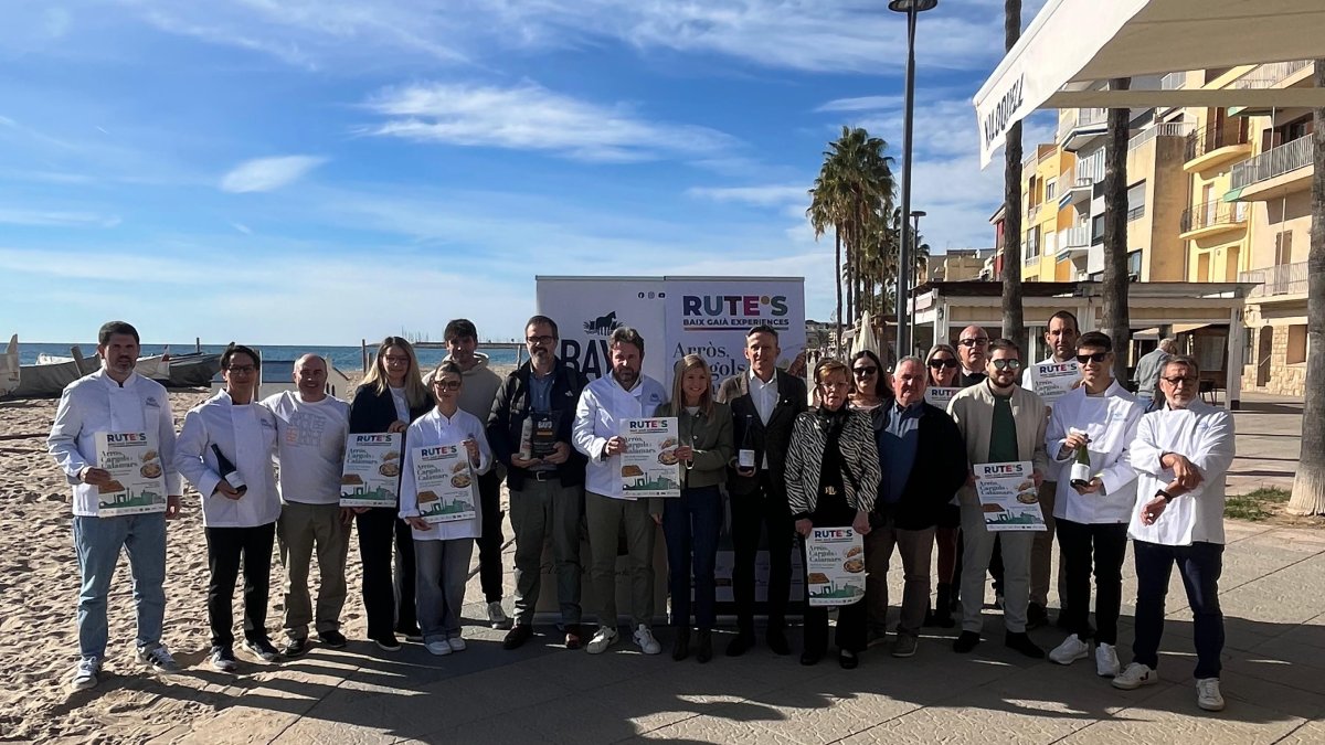 Fot de família dels cuiners i cuineres participants.
