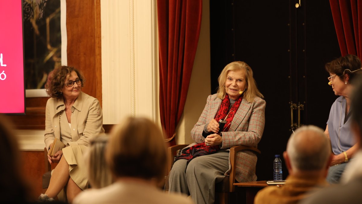 Carme Riera a la sala principal d’El Círcol, durant la seva xerrada presentant ‘Gràcies’.
