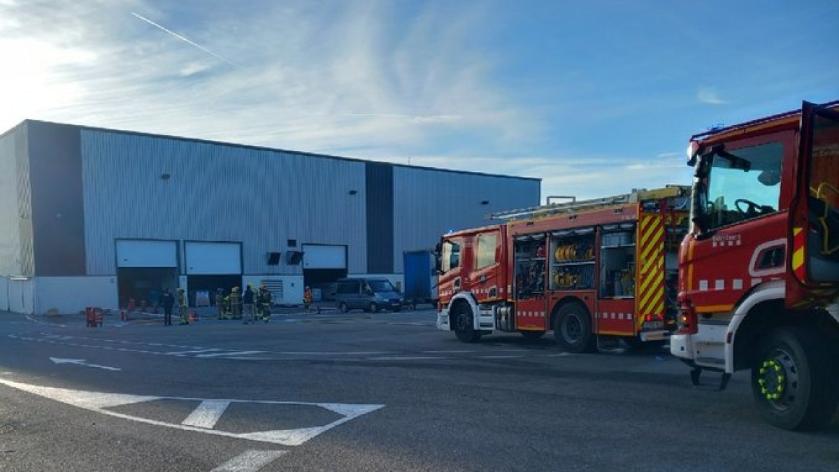Los bomberos en el aparcamiento de la empresa.