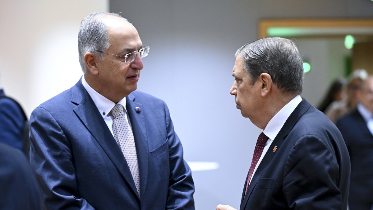 El ministro de Agricultura y Pesca, Luis Planas, con el comisario europeo de Pesca, Costa Kadis