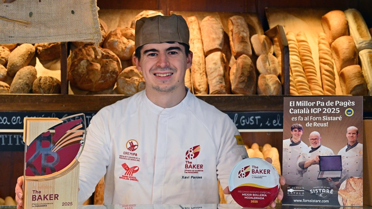 Xavier Pàmies Vallvé, amb el premi de millor forner d’Espanya, en un dels seus obradors.