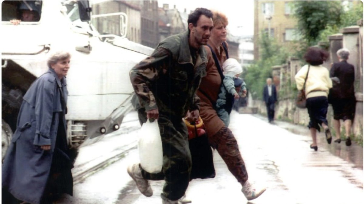 Ciudadanos bosnios corren a refugiarse de los disparos en Sarajevo