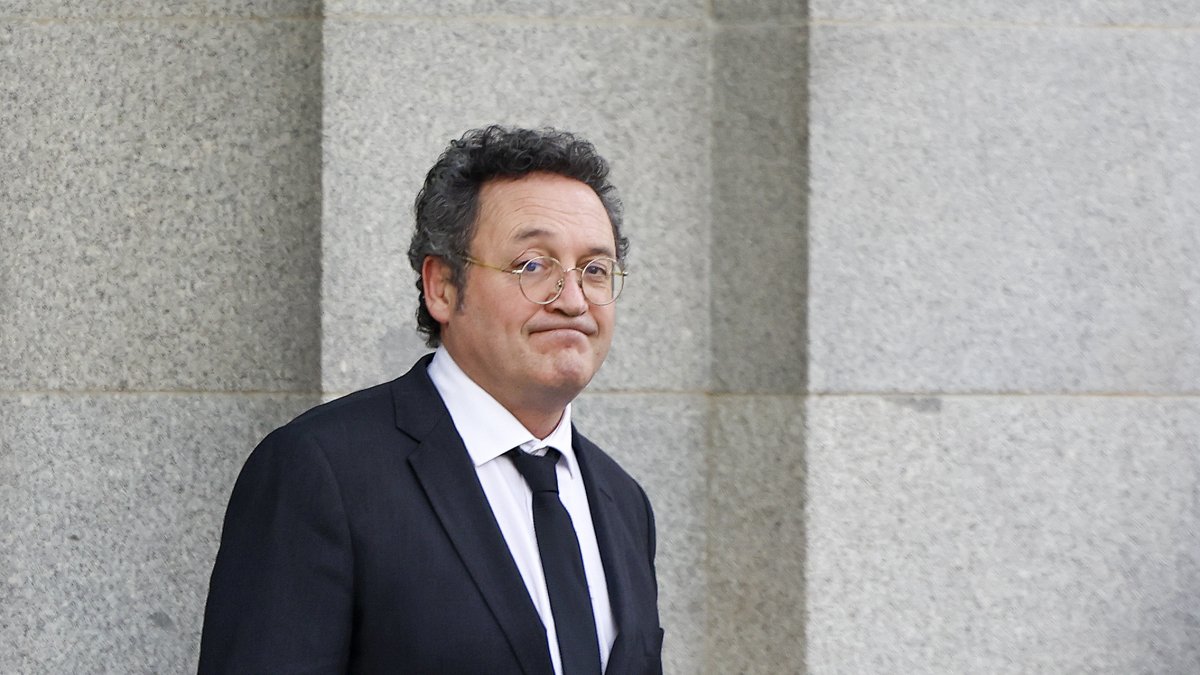 El fiscal general del Estado, Álvaro García Ortiz, sale del Tribunal Supremo por presunta revelación de secretos.
