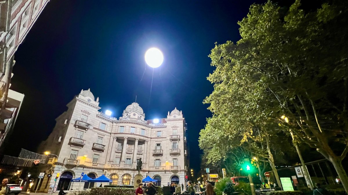 La plaça del Pintor Fortuny, iluminada para el rodaje.