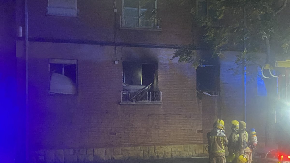 El incendio fue declarado este miércoles por la noche en un bajo de la calle Glorieta del Priorat, en el barrio Fortuny de Reus