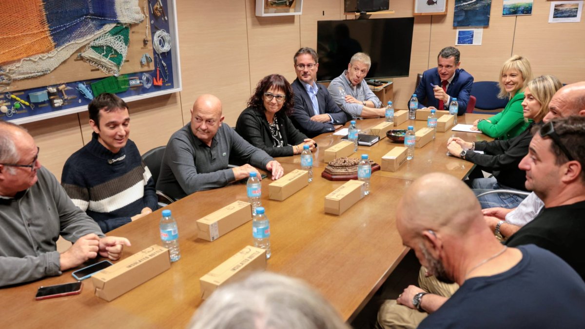 Momento de la reunión entre Òscar Ordeig y los representantes de los pescadores de Tarragona