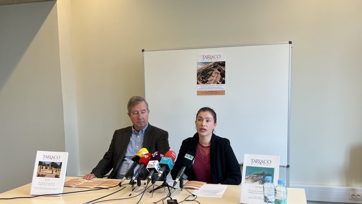 Joaquín Ruiz de Arbulo y Patrícia Terrado en la presentación de la séptima reunión de Tarraco Biennal.