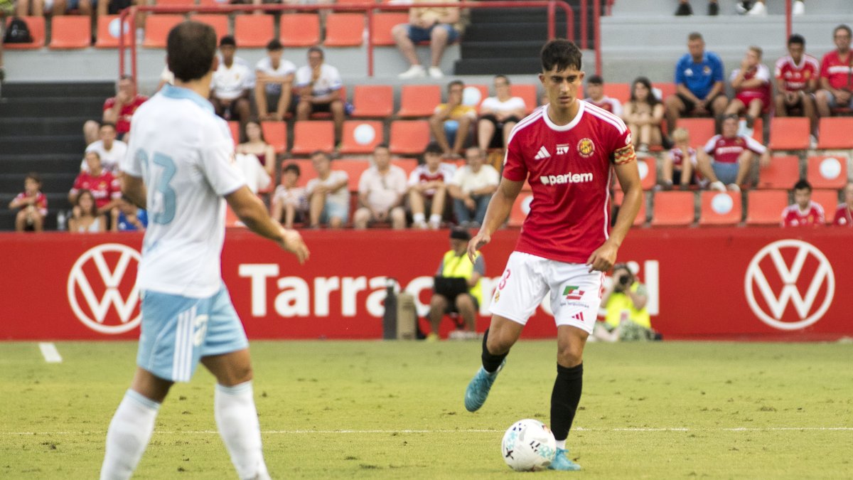 Marc Montalvo controla el balón, como capitán, en el partido ante el Zaragoza en el Trofeu Ciutat de Tarragona.