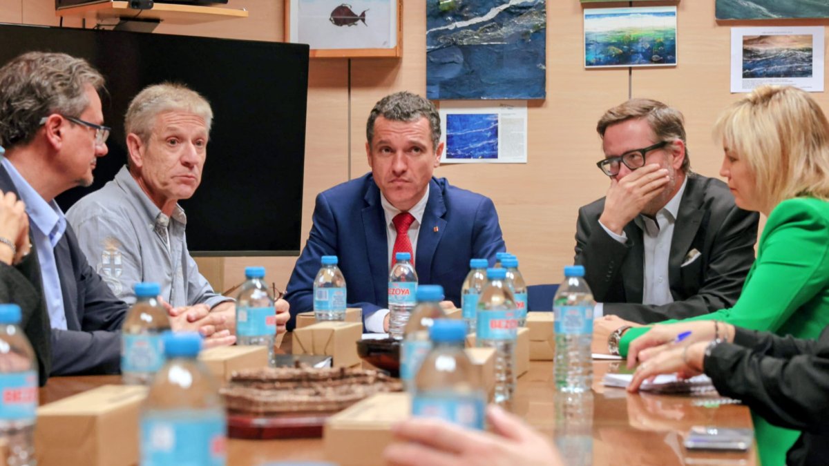 El conseller Ordeig, esta mañana de jueves, en una reunión en la Confraria de Pescadors.