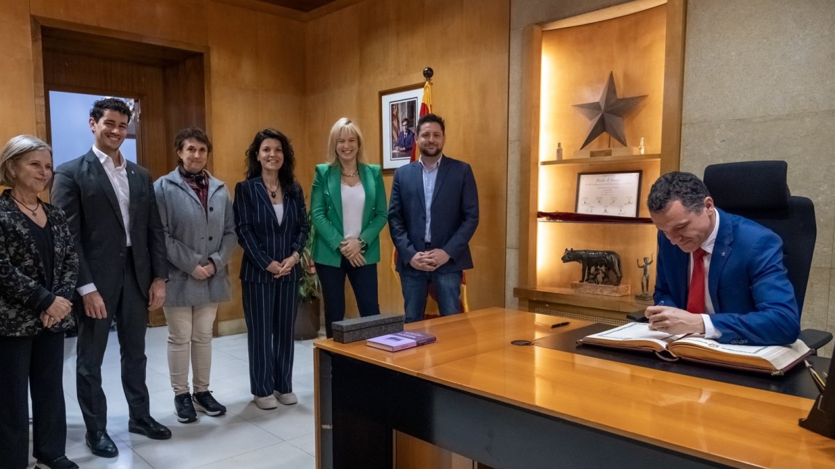 El conseller Ordeig, firmando el libro de honor del Ayuntamiento de Tarragona, esta mañana de jueves.
