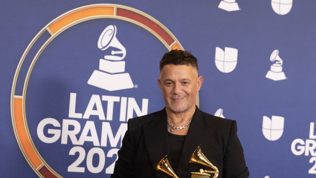 El cantante español Alejandro Sanz posa con sus premios al Mejor Álbum Pop Contemporáneo y al premio a la Grabación del Año, durante la 26ª edición anual de la entrega de los Premios Latin Grammy