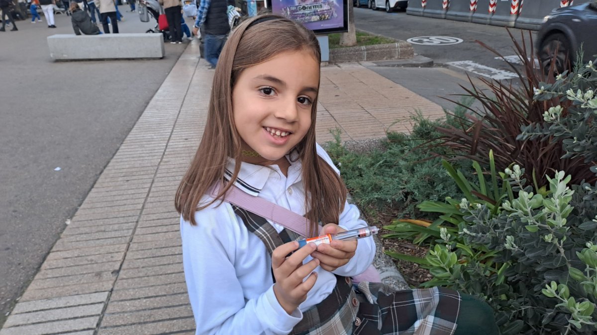 Aina enseña su ‘bolígrafo’ de insulina.