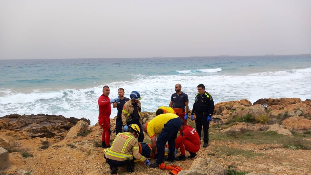 Los equipos de emergencia ayudan a un bañista herido
