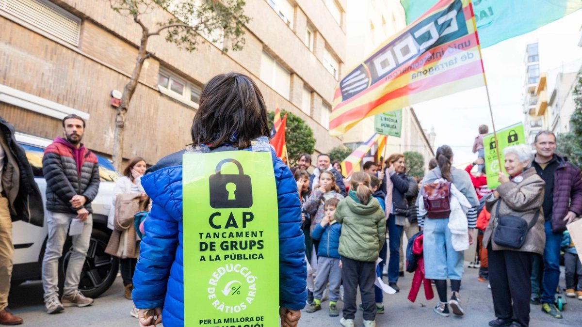 Una manifestación en Tarragona para pedir que no se cierren líneas.