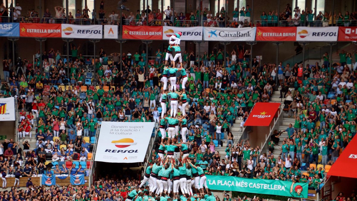 Els Castellers de Vilafranca fent el 4 de 10 amb folre i manilles en la quinta ronda del Concurs de Castells de Tarragona