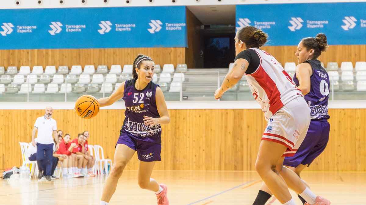 Sara Torruella bota la pelota en el partido jugado contra el Gijón.